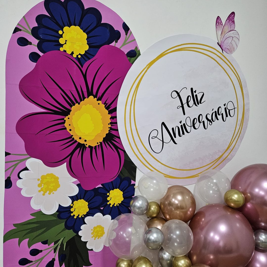 PAINEL FELIZ ANIVERSÁRIO (ROSA COM FLORES)