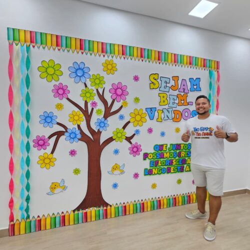 PAINEL ÁRVORE COM FLORES COLORIDAS - VOLTA ÀS AULAS