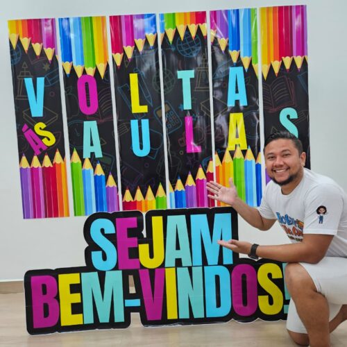 CENÁRIO VOLTA ÀS AULAS - COLUNAS COM LETRAS COLORIDAS