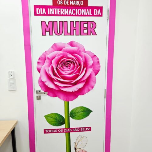 PAINEL DE PORTA - DIA DA MULHER ROSA GIGANTE