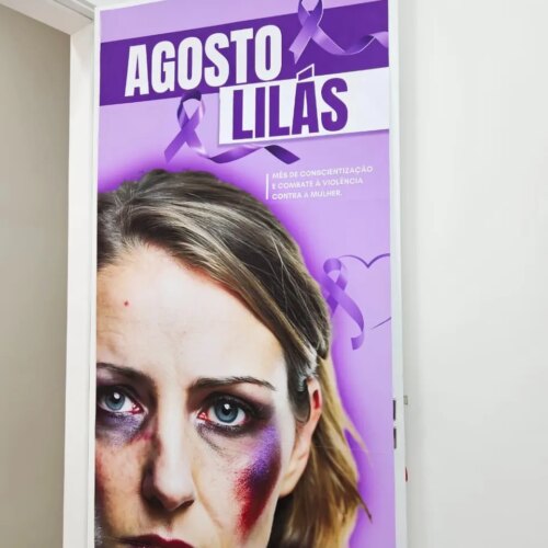 CARTAZ DE PORTA AGOSTO LILÁS